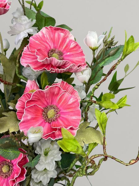 Выразительный букет из маков, декоративных веток и рускуса, высота 70 см А2014 фото