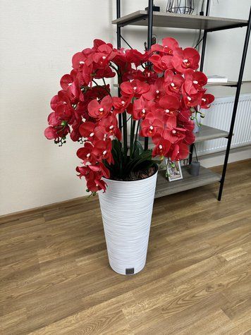 Підлогова композиція з червоних штучних латексних орхідей Premium на 9 гілочок у білому пластиковому кашпо А039 фото