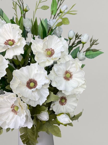 Белоснежный букет из маков, цветущих веток айвы и рускуса, высота 65 см А2012 фото
